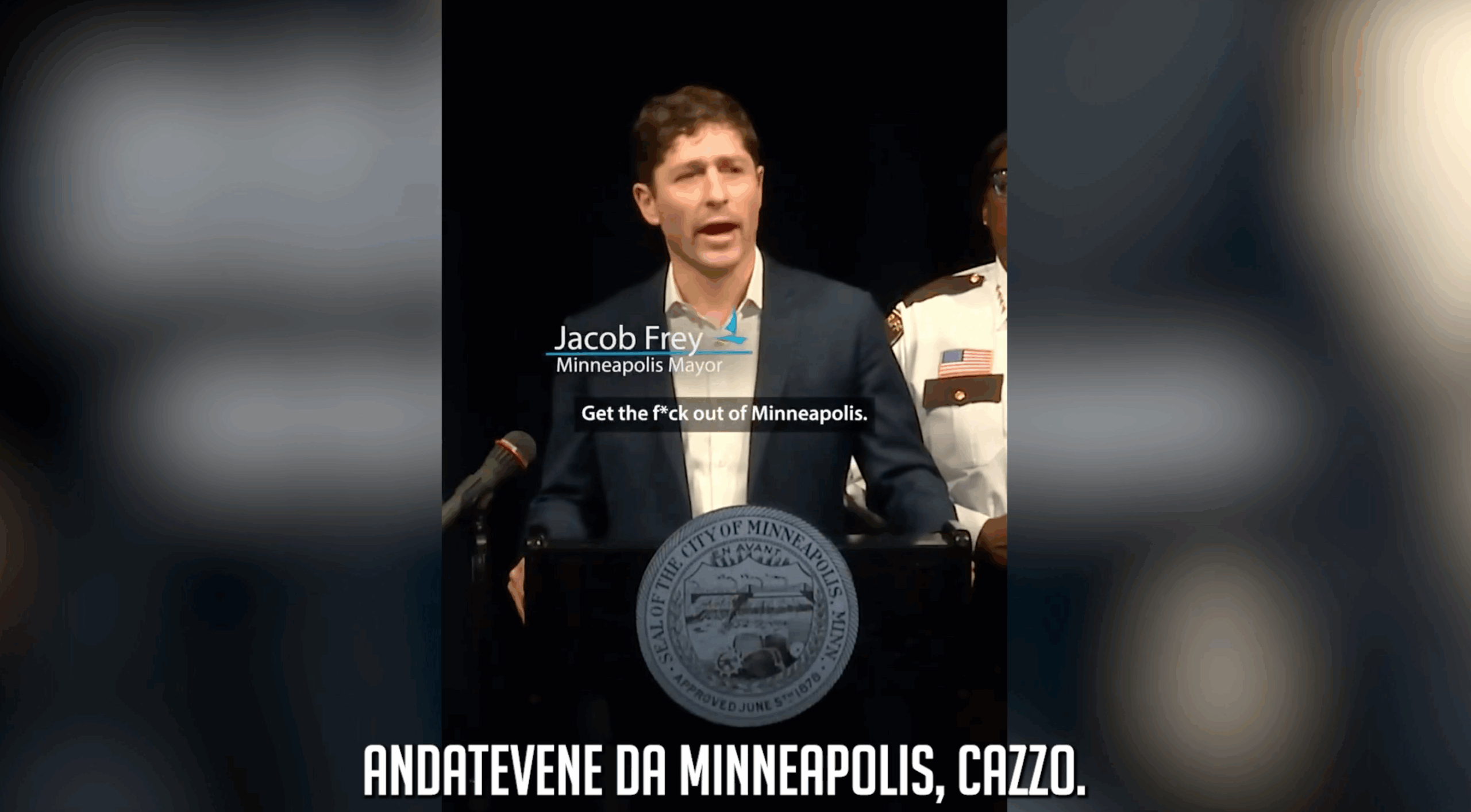 Copertina di Il sindaco di Minneapolis contro gli agenti anti-immigrazione: “Andatevene. Dite di portare sicurezza, ma una persona è morta”
