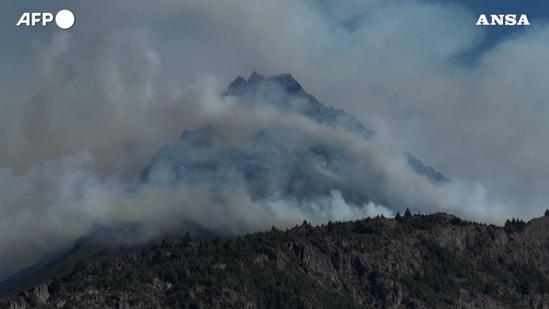Dall’Australia all’Argentina, gli incendi piegano l’emisfero sud: migliaia di ettari di foresta distrutti – Video