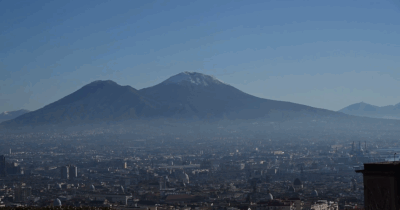 Copertina di Prima neve del 2026 sul Vesuvio: il vulcano imbiancato sorprende Napoli (e i turisti) – Video