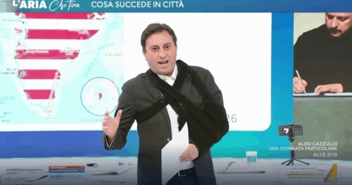 “Prima lezione dell’anno: mai fare troppo i bischeri sulle piste da sci, specie quando si arriva alla soglia dei 50 anni”, così David Parenzo conduce L’Aria che Tira col tutore