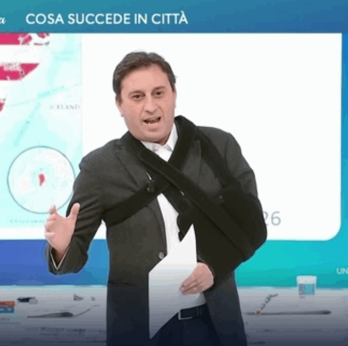 “Prima lezione dell’anno: mai fare troppo i bischeri sulle piste da sci, specie quando si arriva alla soglia dei 50 anni”, così David Parenzo conduce L’Aria che Tira col tutore