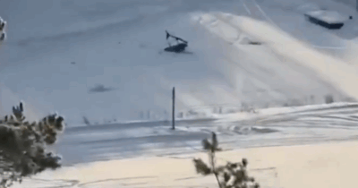 Copertina di Un elicottero privato si schianta contro i cavi di un impianto sciistico in Russia: morti il pilota e il passeggero. L’incidente avvolto nel mistero