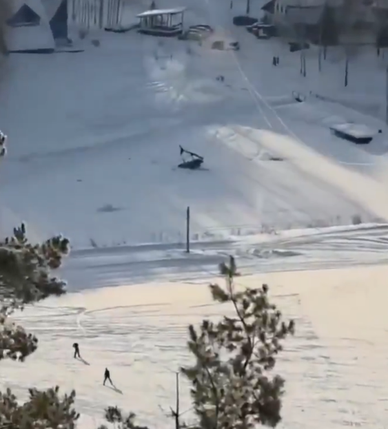 Un elicottero privato si schianta contro i cavi di un impianto sciistico in Russia: morti il pilota e il passeggero. L’incidente avvolto nel mistero