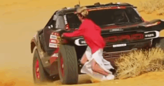 Copertina di Tragedia sfiorata alla Dakar 2026, l’influencer vuole filmare da vicino l’auto: il pilota la evita per un soffio – Video