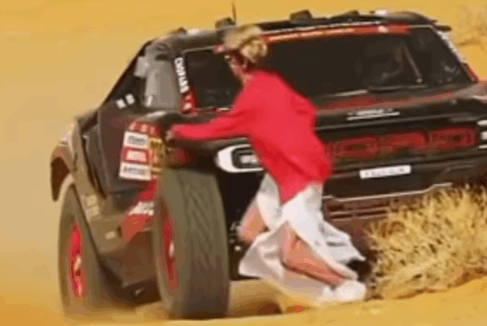 Tragedia sfiorata alla Dakar 2026, l’influencer vuole filmare da vicino l’auto: il pilota la evita per un soffio – Video