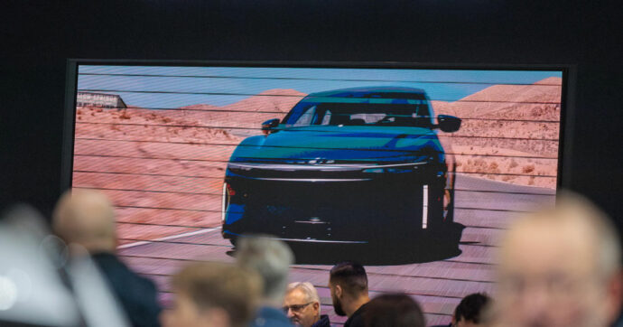 Dagli Stati Uniti all’Europa:  così il “mezzo” ha due velocità