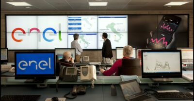 Copertina di Call center di Enel, le storie di chi deve scegliere se trasferirsi a 400 km di distanza o perdere il lavoro. L’azienda: “Prevista clausola sociale per assorbire i lavoratori, tutela persone centrale”