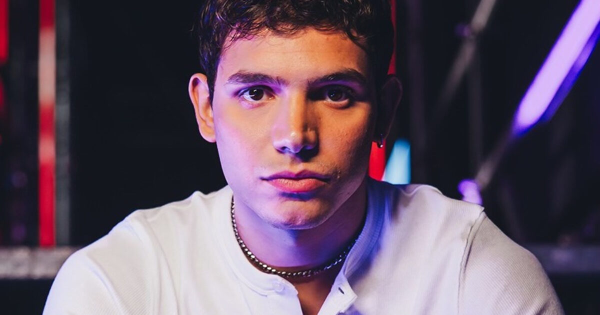 “Ho lasciato un indeterminato. In due vivevamo con 500 euro, ho fatto il commesso e nei giorni liberi scrivevo canzoni. È stata dura dal punto di vista psicologico”: eroCaddeo dopo X Factor