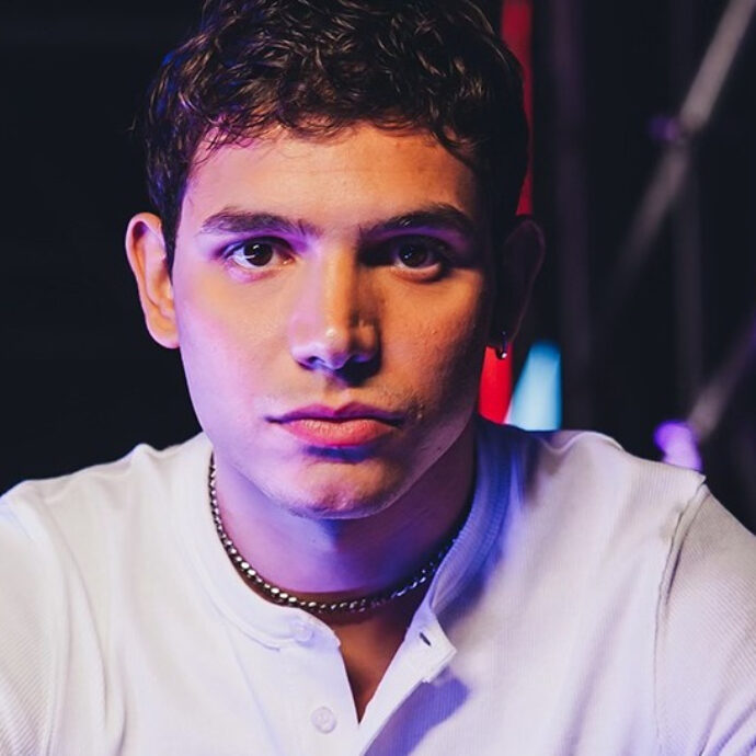 “Ho lasciato un indeterminato. In due vivevamo con 500 euro, ho fatto il commesso e nei giorni liberi scrivevo canzoni. È stata dura dal punto di vista psicologico”: eroCaddeo dopo X Factor