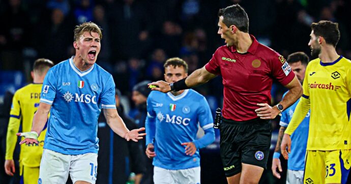 Il gol annullato a Hojlund è la morte del calcio: non ha sbagliato il Var, è sbagliato il regolamento