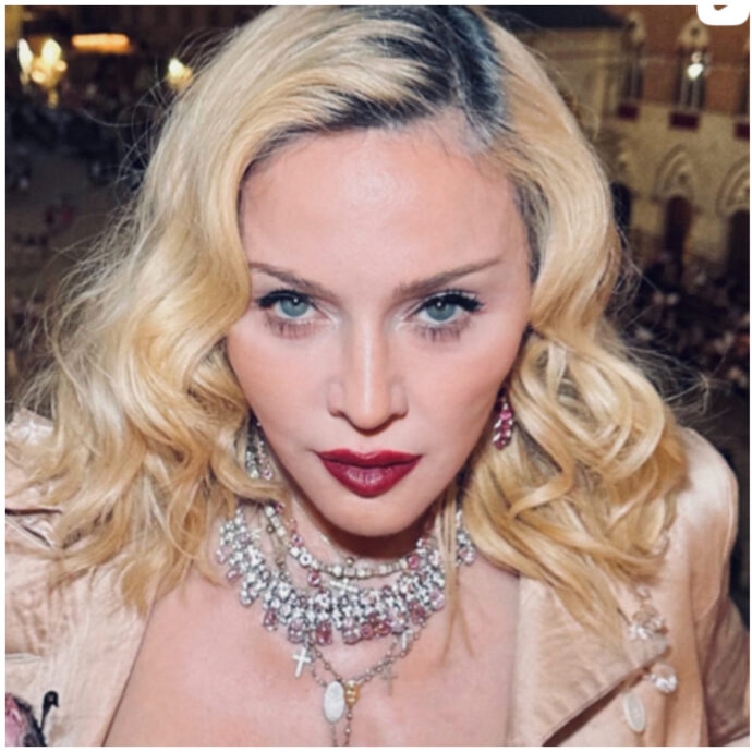 Madonna canta in italiano e omaggia Patty Pravo con “La Bambola”. La canzone rifiutata da Caterina Caselli e Little Tony poi il boom