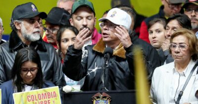 Copertina di “A Caracas staremo a lungo”, poi Donald  al telefono con Petro