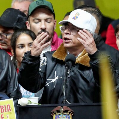 Copertina di Venezuela, Trump: “A Caracas staremo a lungo”. Poi sente al telefono il presidente colombianoPetro