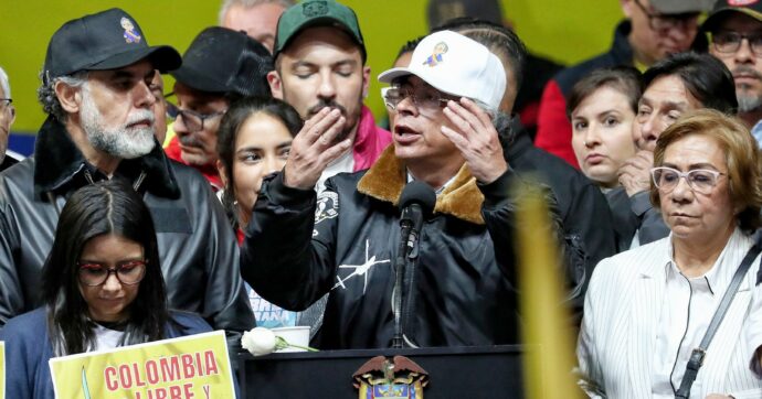 Venezuela, Trump: “A Caracas staremo a lungo”. Poi sente al telefono il presidente colombianoPetro