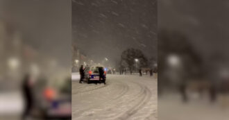 Copertina di La polizia scende in campo nella battaglia di palle di neve: lo “scontro” tra militari e cittadini fa il giro del web – Video