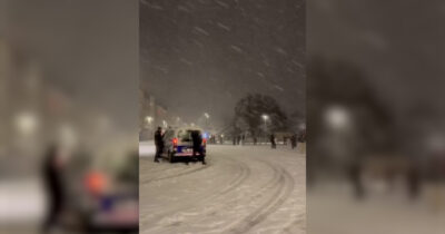 Copertina di La polizia scende in campo nella battaglia di palle di neve: lo “scontro” tra militari e cittadini fa il giro del web – Video