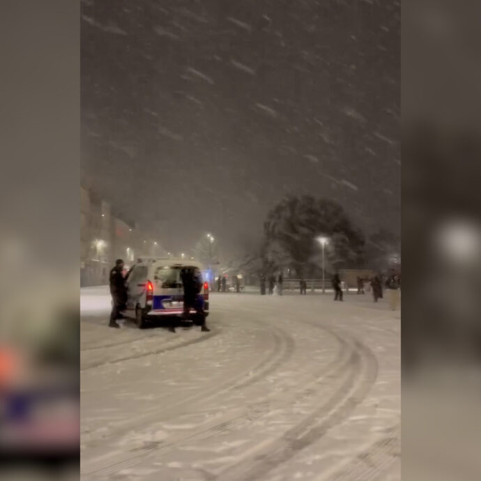La polizia scende in campo nella battaglia di palle di neve: lo “scontro” tra militari e cittadini fa il giro del web – Video