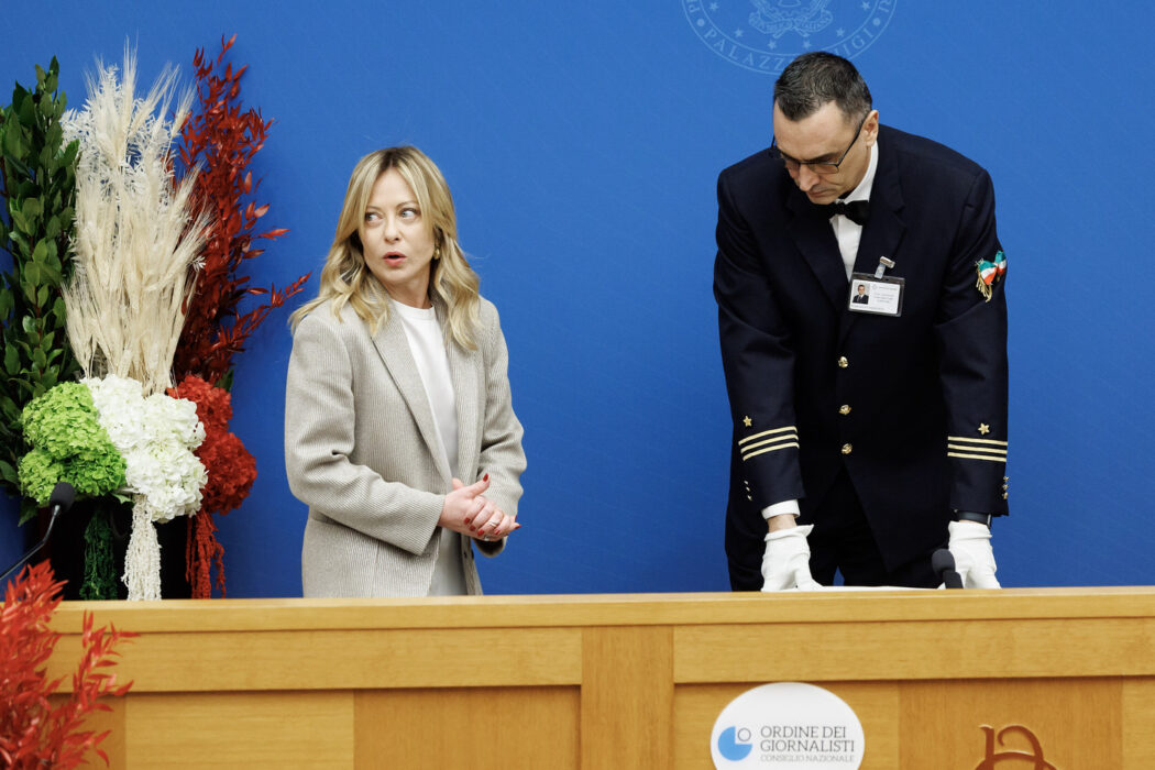 La conferenza stampa di Giorgia Meloni: protesta dei giornalisti per il mancato rinnovo del contratto. La premier: “Governo dalla vostra parte” – la diretta