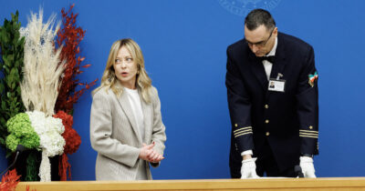 Copertina di Il punto stampa di Meloni. Protesta dei giornalisti per il mancato rinnovo del contratto. La premier: "Governo dalla vostra parte"