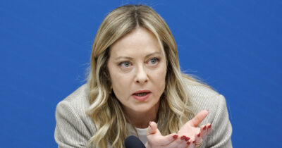 Copertina di Le risposte di Meloni ai giornalisti: "Groenlandia? Non condividerei un eventuale attacco militare degli Usa. Su Trentini avanti fin quando la signora Armanda non riabbraccerà Alberto" | Diretta