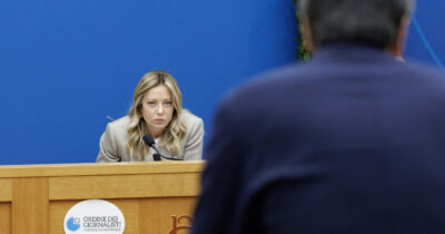 Copertina di Meloni: "Sulla sicurezza risultati insufficienti ma è colpa di anni di lassismo: da ora si cambia passo. Ma i giudici non rendano vano il lavoro. L'Ucraina? E' ora che l'Ue parli con la Russia" | Diretta