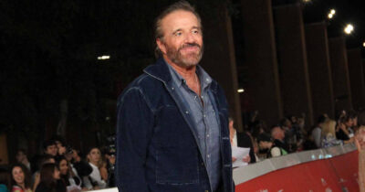 Copertina di Christian De Sica: “A 74 anni ringrazio ancora Gesù quando apro la finestra. La pensione? Se fosse alta starei a casa”