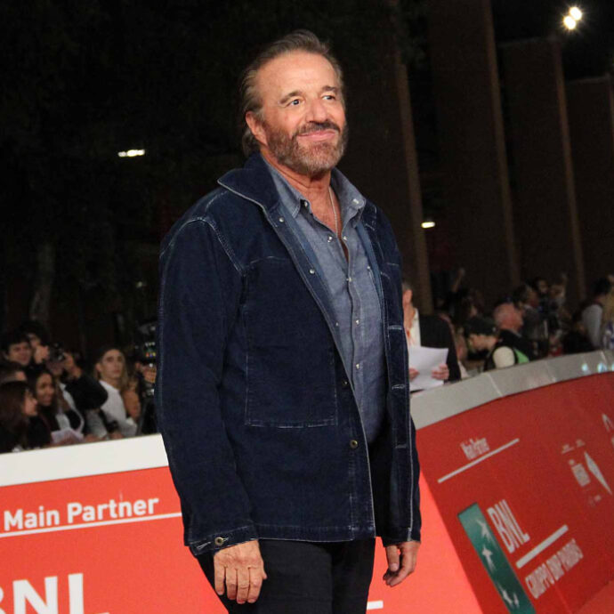 Christian De Sica: “A 74 anni ringrazio ancora Gesù quando apro la finestra. La pensione? Se fosse alta starei a casa”