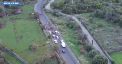 Copertina di A Catania una corsa clandestina di cavalli è stata scoperta grazie ai droni: il video e la fuga del fantino