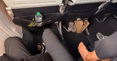 Copertina di “Si è tolta le scarpe, i calzini e ha appoggiato i piedi nudi sul sedile accanto al mio. Un comportamento selvaggio, voi che avreste fatto?”: il passeggero di un aereo American Airlines si sfoga