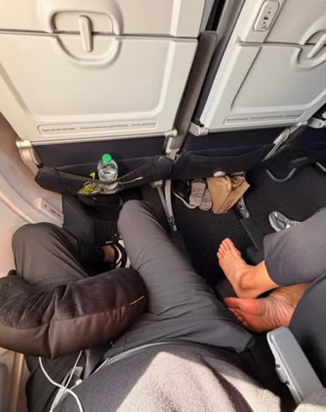 “Si è tolta le scarpe, i calzini e ha appoggiato i piedi nudi sul sedile accanto al mio. Un comportamento selvaggio, voi che avreste fatto?”: il passeggero di un aereo American Airlines si sfoga