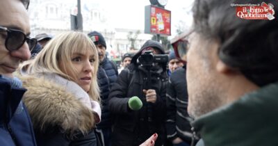 Copertina di Anche la leghista Sardone sale sui trattori. I manifestanti protestano: “Ora siete al governo. Non basta dire no in Europa”
