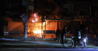 Siria in lotta contro il regime: almeno 10 morti e decine di feriti, 45mila sfollati. La Turchia affonda: “Pronti a dare supporto militare al governo provvisorio”