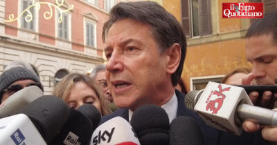 Copertina di Conte: “Conferenza stampa di Meloni? Nessuna risposta ai cittadini su sanità e ha taciuto una sua priorità, il riarmo”