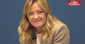 Copertina di Il giornalista a Meloni: “L’anno scorso auspicavo più conferenze stampa”. La premier ironizza: “Ti è andata male…”