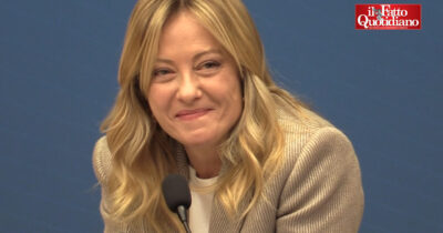 Copertina di Il giornalista a Meloni: “L’anno scorso auspicavo più conferenze stampa”. La premier ironizza: “Ti è andata male…”