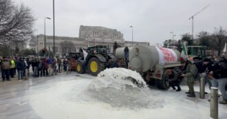 Copertina di Mercosur, gli agricoltori rovesciano il latte per le strade di Milano: “Traditi dal governo”