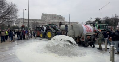 Copertina di Mercosur, gli agricoltori rovesciano il latte per le strade di Milano: “Traditi dal governo”