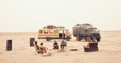 Copertina di Un padre sulle tracce della figlia: altro che ‘’Buen camino’’. La recensione di ‘’Sirat’’