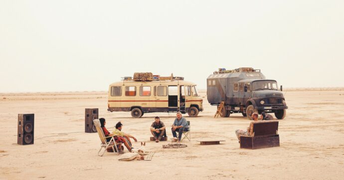 Copertina di Un padre sulle tracce della figlia: altro che ‘’Buen camino’’’… La recensione di ‘’Sirat’’