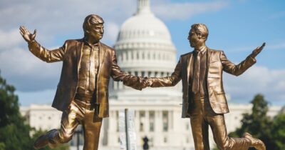 Copertina di Sondaggi, fronda interna ed Epstein: per Trump stanno arrivando i guai