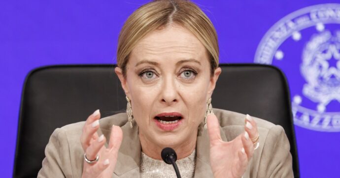Meloni: “E’ un paradosso polemizzare sull’ICE a Milano-Cortina e chiedere agli Usa la difesa dell’Ue”. Conte: “Finto sovranismo di chi si è piegato a tutto”