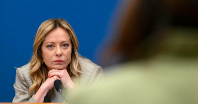 Copertina di Meloni: "Sulla sicurezza risultati insufficienti: da ora si cambia passo. Ma i giudici non rendano vano il lavoro. Ucraina? E' ora che l'Ue parli con la Russia. Non condividerei attacchi Usa a Groenlandia" | Diretta