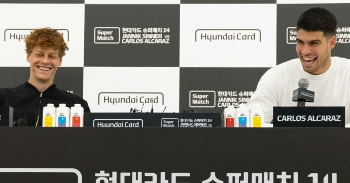 “Dai dimmi la verità”: siparietto Sinner-Alcaraz a Seul. E spunta l’ipotesi di un doppio insieme