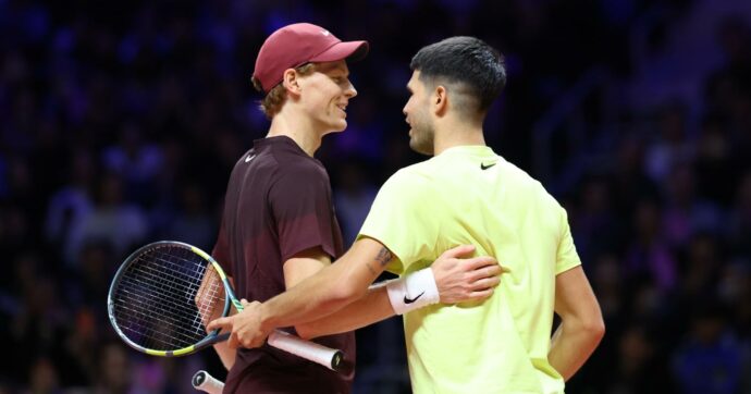 Alcaraz batte Sinner nell’esibizione a Seul: sorrisi, spettacolo e qualche novità tattica
