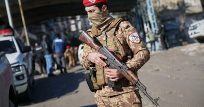 Copertina di Siria, 155mila sfollati dopo il “rastrellamento” dell’esercito nel quartiere curdo di Aleppo. La replica: “Non ci hanno cacciati”