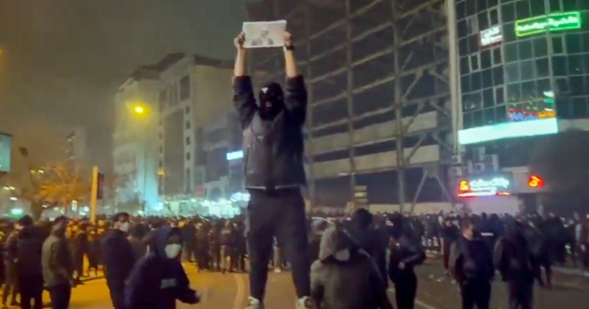 Iran, Trump: “Pronti ad aiutare i manifestanti”. Cresce la repressione mentre la protesta dilaga Iran, Trump: “Pronti ad aiutare i manifestanti”. Cresce la repressione mentre la protesta dilaga