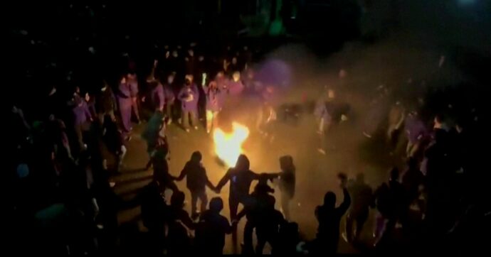 Fuochi, spari e repressione in Iran. Trump: “Pronti ad aiutare”