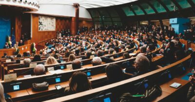 Copertina di Quant’è brava la premier: le 8 domande lecca-lecca durante la conferenza di inizio anno