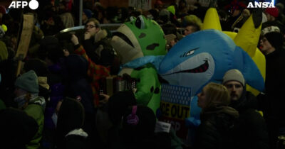 Copertina di Omicidio di Renee Good, ancora proteste a Minneapolis contro l’Ice: in centinaia davanti a un hotel che ospita agenti federali