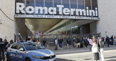Copertina di Doppia aggressione alla stazione Termini: in fin di vita un funzionario del Ministero delle imprese, ferito anche un rider. Fermato un ventenne
